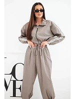 Dámská bavlněná souprava s oversized kalhotami a model 22294722 lampasy fango zelená - K-Fashion Dámská bavlněná souprava s oversized kalhotami a model 22294722 lampasy fango zelená - K-Fashion
