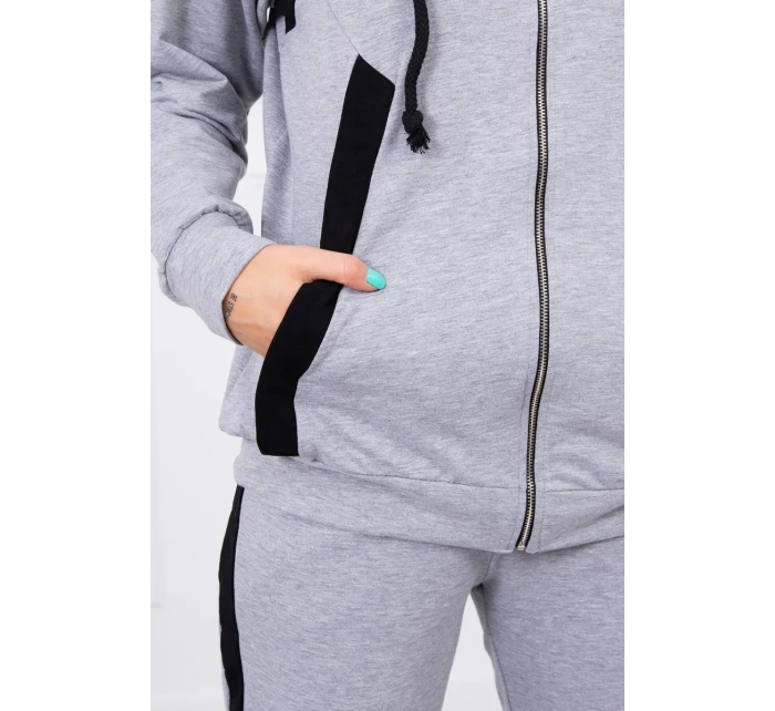 Šedá pruhovaná sportovní souprava Šedá pruhovaná sportovní souprava