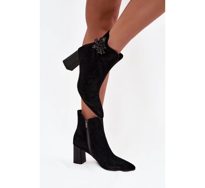Semišové dámské boty na podpatku s ozdobou D&A CR52-686 Černé