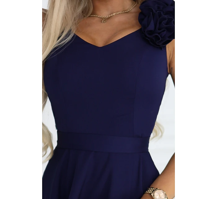 model 22043331 Elegantní večerní maxi šaty s rozparkem a růžemi tmavě modré - numoco