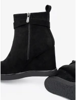 Exkluzívní černé kotníčkové boty dámské na klínku Exkluzívní černé kotníčkové boty dámské na klínku
