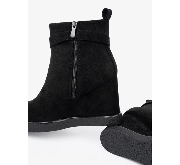 Exkluzívní černé kotníčkové boty dámské na klínku Exkluzívní černé kotníčkové boty dámské na klínku