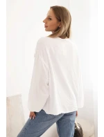 Dámská blůza s viskózou s nařaseným výstřihem a ozdobou bílá