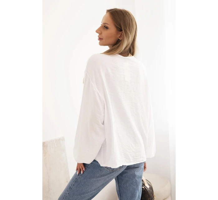 Dámská blůza s viskózou s nařaseným výstřihem a ozdobou bílá