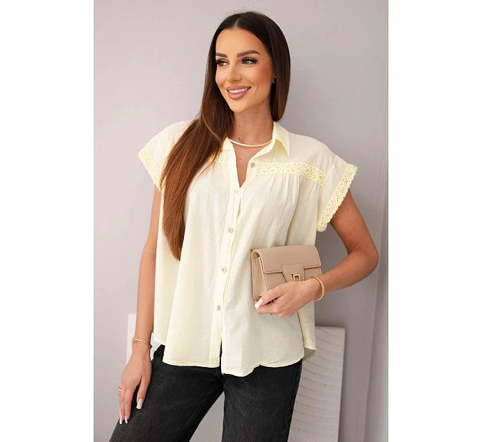 Dámská bavlněná košilová halenka s krajkou a krátkým rukávem žlutá Dámská bavlněná košilová halenka s krajkou a krátkým rukávem žlutá
