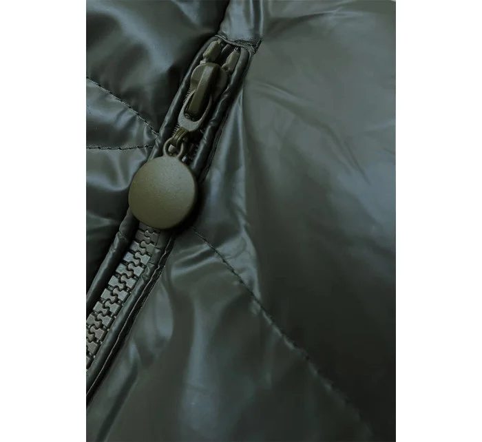 Tmavě zelená krátká zimní bunda s kapucí model 21246222 - J.STYLE Tmavě zelená krátká zimní bunda s kapucí model 21246222 - J.STYLE