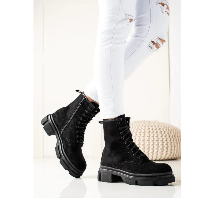 Praktické černé dámské kotníčkové boty na plochém podpatku Praktické černé dámské kotníčkové boty na plochém podpatku