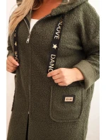 Dámský plášť Plus Size z umělé model 21297036 látky s kapucí a kapsami khaki - K-Fashion Dámský plášť Plus Size z umělé model 21297036 látky s kapucí a kapsami khaki - K-Fashion