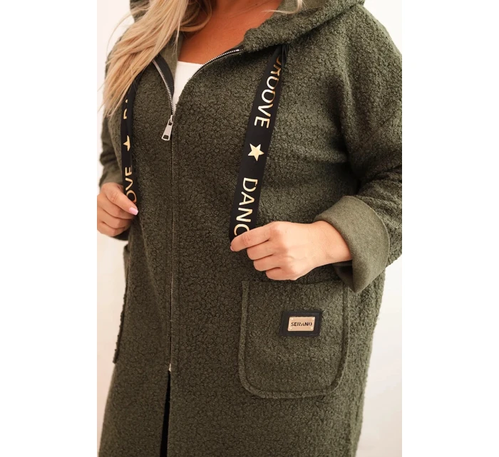 Dámský plášť Plus Size z umělé model 21297036 látky s kapucí a kapsami khaki - K-Fashion Dámský plášť Plus Size z umělé model 21297036 látky s kapucí a kapsami khaki - K-Fashion