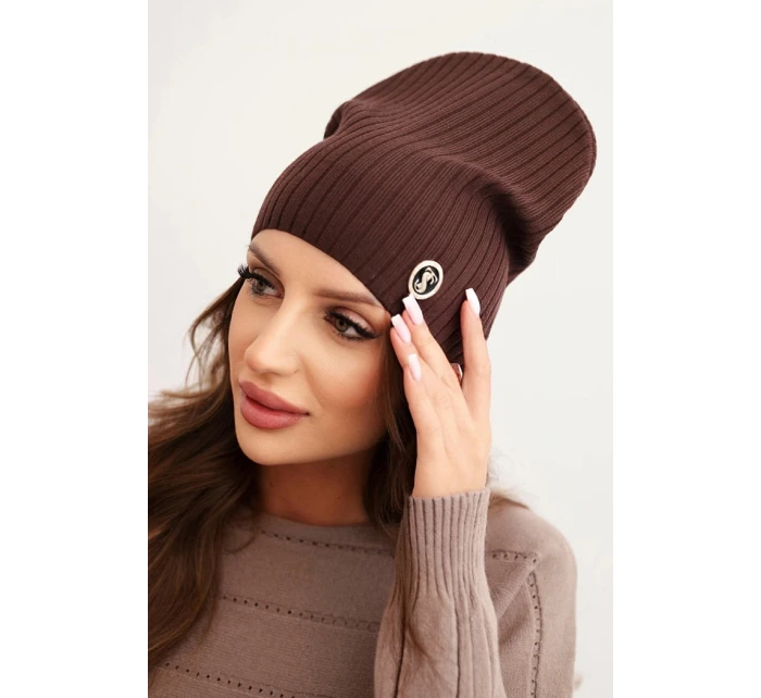 Dámská čepice s proužky a ozdobným knoflíkem s přídavkem vlny a modalu hnědá Dámská čepice s proužky a ozdobným knoflíkem s přídavkem vlny a modalu hnědá
