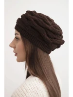Dámská zimní čepice z vlny s ozdobným pletením a hnědá model 21878089 - K-Fashion Dámská zimní čepice z vlny s ozdobným pletením a hnědá model 21878089 - K-Fashion