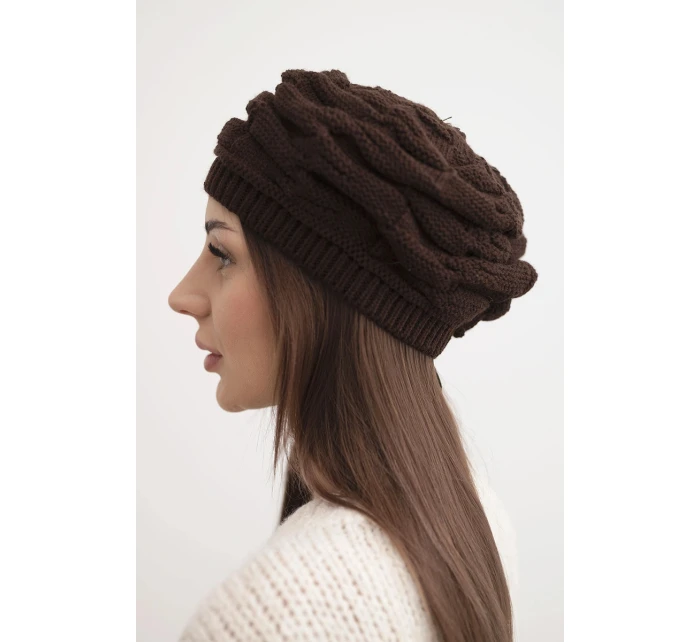 Dámská zimní čepice z vlny s ozdobným pletením a hnědá model 21878089 - K-Fashion Dámská zimní čepice z vlny s ozdobným pletením a hnědá model 21878089 - K-Fashion