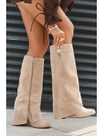 Dámské kozačky na platformě s páskem a stříbrným detailem béžové Korivelle Dámské kozačky na platformě s páskem a stříbrným detailem béžové Korivelle