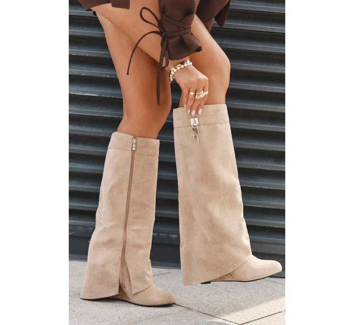 Dámské kozačky na platformě s páskem a stříbrným detailem béžové Korivelle Dámské kozačky na platformě s páskem a stříbrným detailem béžové Korivelle