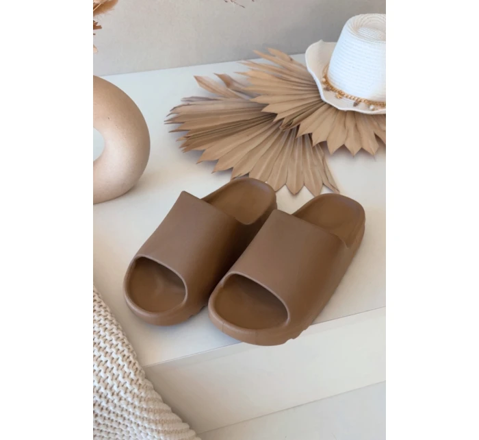 Dámské pantofle na platformě hnědé model 21908352 - Boto Dámské pantofle na platformě hnědé model 21908352 - Boto