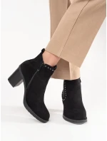 Pěkné černé dámské  kotníčkové boty na širokém podpatku