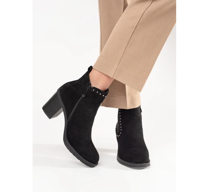Pěkné černé dámské  kotníčkové boty na širokém podpatku