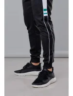 Černé pánské teplákové kalhoty s lampasy model 18347950 - J.STYLE Černé pánské teplákové kalhoty s lampasy model 18347950 - J.STYLE