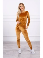 Velurová souprava se záhyby na zadní straně velbloudí barvy