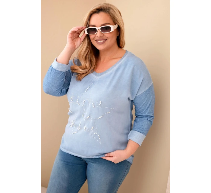 Dámská blůza Plus Size s nápisem a perličkami v modré barvě model 21886585 - K-Fashion