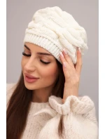 Dámská zimní čepice z vlny s ozdobným vzorem a kamínky model 21878083 ecru - K-Fashion Dámská zimní čepice z vlny s ozdobným vzorem a kamínky model 21878083 ecru - K-Fashion