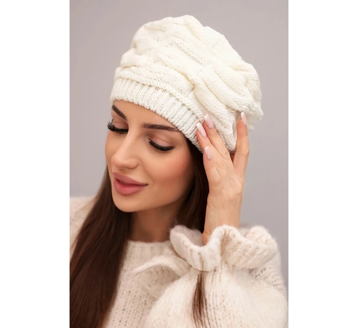 Dámská zimní čepice z vlny s ozdobným vzorem a kamínky model 21878083 ecru - K-Fashion Dámská zimní čepice z vlny s ozdobným vzorem a kamínky model 21878083 ecru - K-Fashion