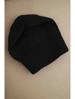 Dámská zimní čepice z vlny s klasickým žebrovaným vzorem K444 černá Dámská zimní čepice z vlny s klasickým žebrovaným vzorem K444 černá