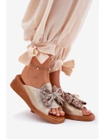 Dámské Pantofle Na Klínu S Mašlí Zlaté model 21692807 - Boto Dámské Pantofle Na Klínu S Mašlí Zlaté model 21692807 - Boto