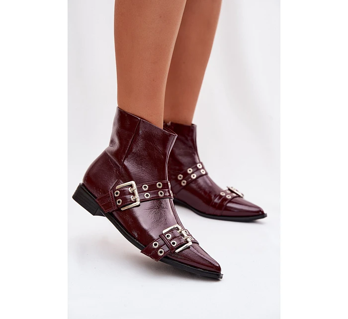 Lakované dámské kotníkové boty na plochém podpatku s pásky a přezkami Bordó model 22039899 - Boto