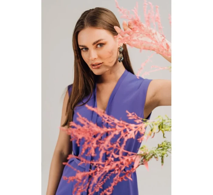 model 21154788 Šaty áčkového střihu s vázáním a výstřihem do V fialové - STYLOVE model 21154788 Šaty áčkového střihu s vázáním a výstřihem do V fialové - STYLOVE