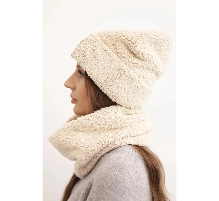 Dámská model 21495013 souprava čepice a nákrčník s ozdobnou nášivkou béžová - K-Fashion