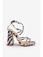 Moderní sandály na podpatku černobílé model 21650119 - Boto Moderní sandály na podpatku černobílé model 21650119 - Boto