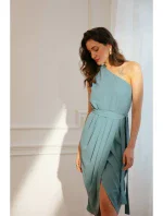 K160 Šaty na jedno rameno - nebesky modré