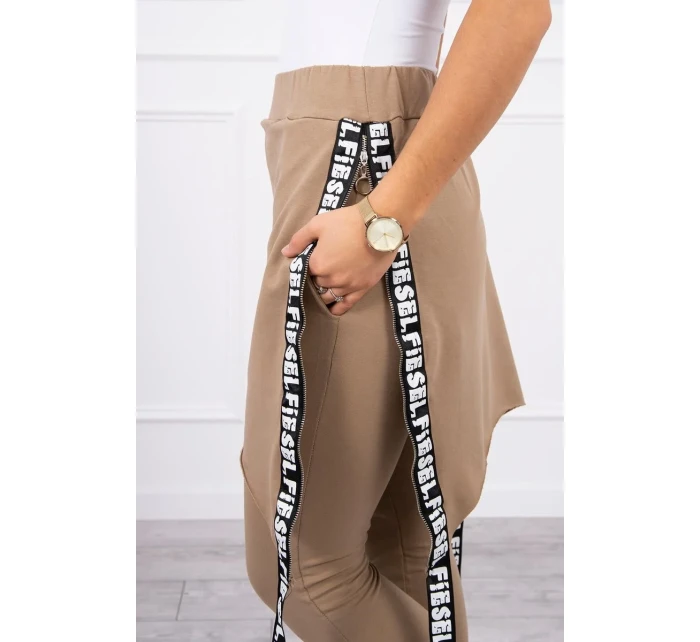 Kalhoty/oblek s nápisem selfie camel