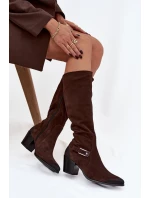 Kožené semišové kozačky na podpatku s přezkou  Čokoládové model 21744813 - Zazoo