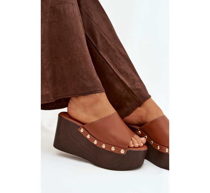 Dámské nazouváky na platformě s přezkami Camel model 21918838 - Boto Dámské nazouváky na platformě s přezkami Camel model 21918838 - Boto