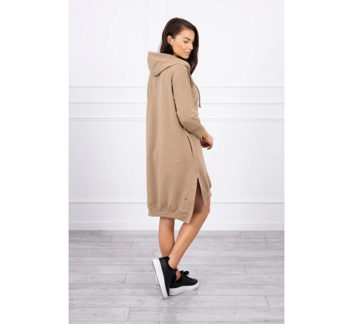 Šaty s kapucí a delšími zády