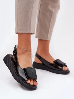 Kožené Lakované Dámské Sandály Na Klínu s Dekorací Černé model 21695653 - Artiker