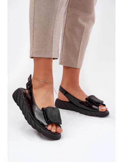 Kožené Lakované Dámské Sandály Na Klínu s Dekorací Černé model 21695653 - Artiker