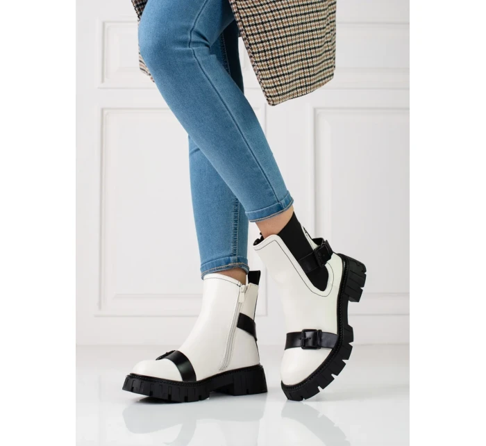 Zajímavé kotníčkové boty bílé dámské na plochém podpatku Zajímavé kotníčkové boty bílé dámské na plochém podpatku