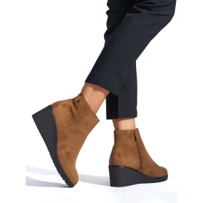 Trendy hnědé dámské  kotníčkové boty na klínku