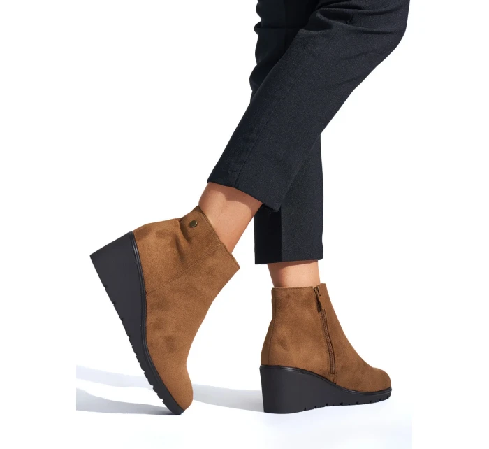 Trendy hnědé dámské kotníčkové boty na klínku Trendy hnědé dámské kotníčkové boty na klínku