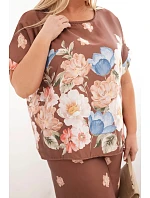 Dámský komplet Plus Size s halenkou a kalhotami s květinovým vzorem a širokou nohavicí hnědý