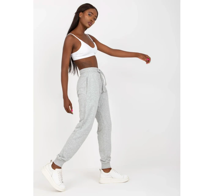 B 005 tepláky.04X šedá