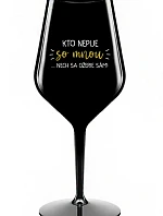 KTO NEPIJE SO MNOU...NECH SA OŽERIE SÁM! - čierny nerozbitný pohár na víno 470 ml