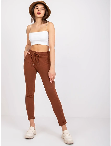 Hnědé dámské úpletové kalhoty typu chino model 21470493 - Factory Price Hnědé dámské úpletové kalhoty typu chino model 21470493 - Factory Price
