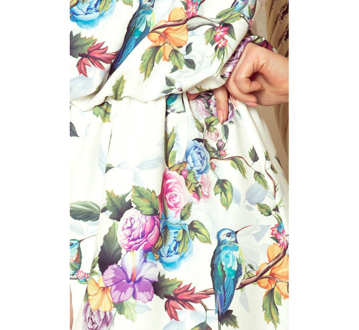 Dámské maxi šaty se zavazováním za krkem, s rozparkem a se vzorem barevných růží a světle modrých ptáčků model 7429092