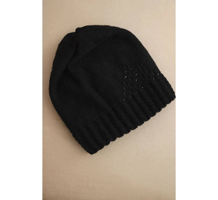 Dámská zimní čepice vlněná s ozdobným pletením a detaily K449 černá Dámská zimní čepice vlněná s ozdobným pletením a detaily K449 černá
