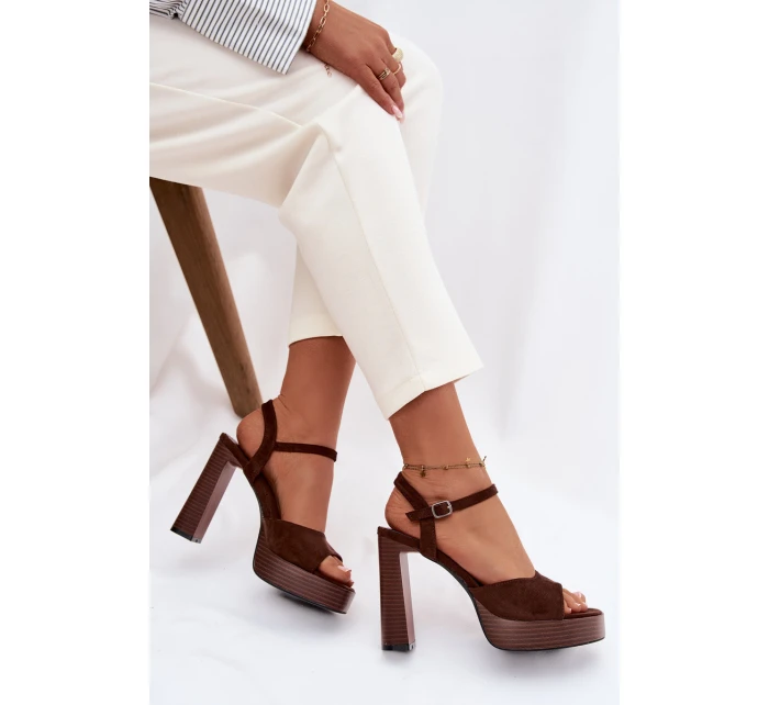 Dámské sandály na podpatku a platformě z eko semiše čokoládové model 21943409 - Boto