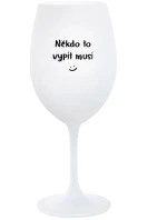 NĚKDO TO VYPÍT MUSÍ - bílá  sklenice na víno 350 ml